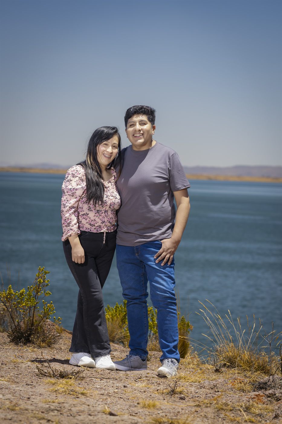 Godofredo y Marizol abrazados frente al lago